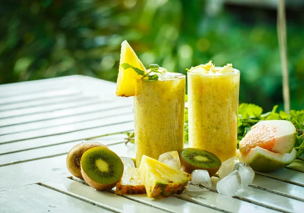Smoothies de kiwi e abacaxi na mesa — Fotografia de Stock