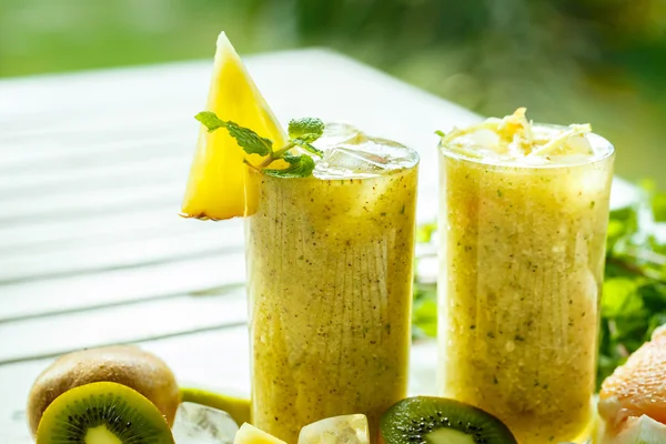 Kivi ve masada Ananas Smoothies — Stok fotoğraf