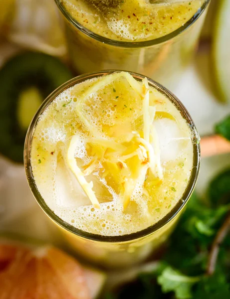 Smoothies kiwi a ananas na stole. Pohled shora — Stock fotografie