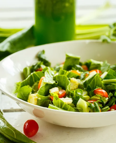 Frischer Salat und grüne Smoothies — Stockfoto