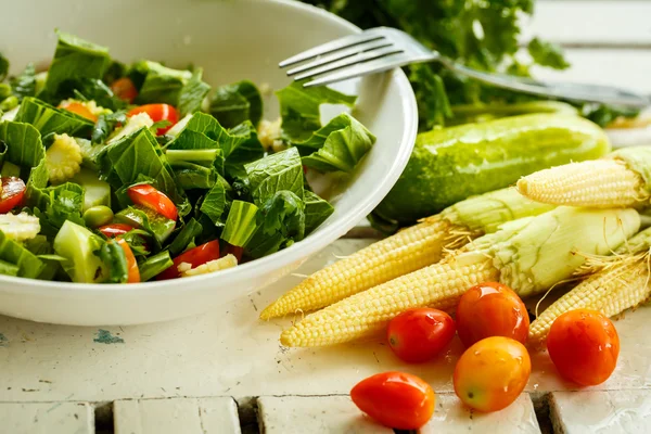 Ensalada fresca y batidos verdes — Foto de Stock