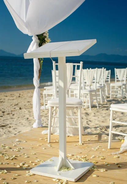 Arco de boda en la playa —  Fotos de Stock