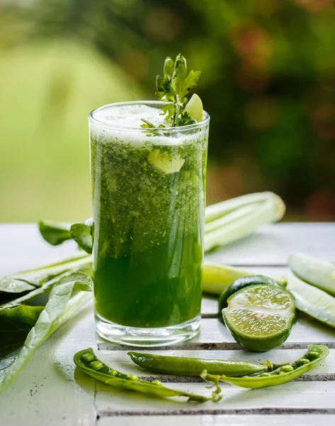 Grüne Smoothies mit Gemüse — Stockfoto