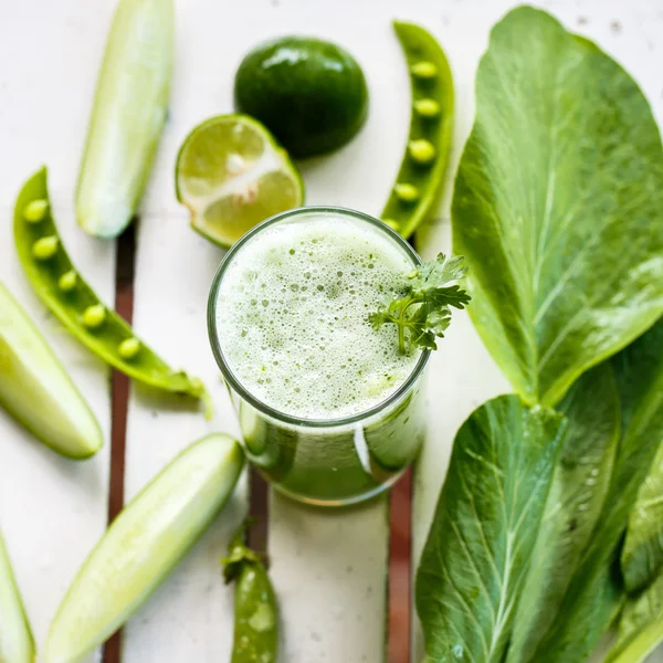 Sebzeli yeşil smoothies. Yakın çekim. Üstten Görünüm