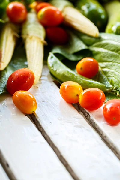 Verduras frescas en una tabla de madera blanca —  Fotos de Stock