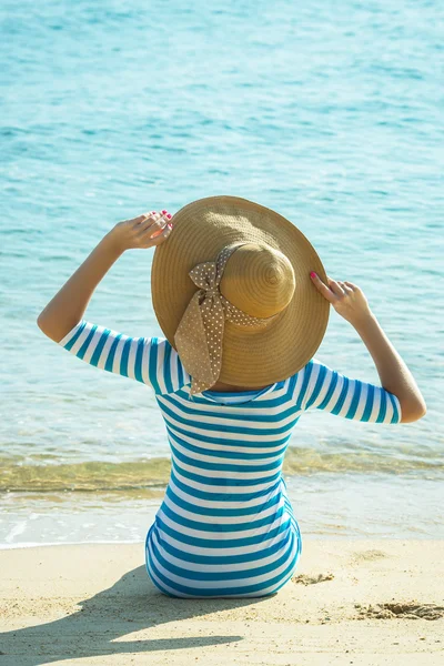 Mujer feliz disfrutando de la playa relajante alegre en verano por tropical —  Fotos de Stock