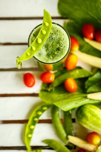 Čerstvá zelenina a zelené smoothie. Pohled shora — Stock fotografie