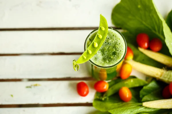 Čerstvá zelenina a zelené smoothie. Pohled shora — Stock fotografie