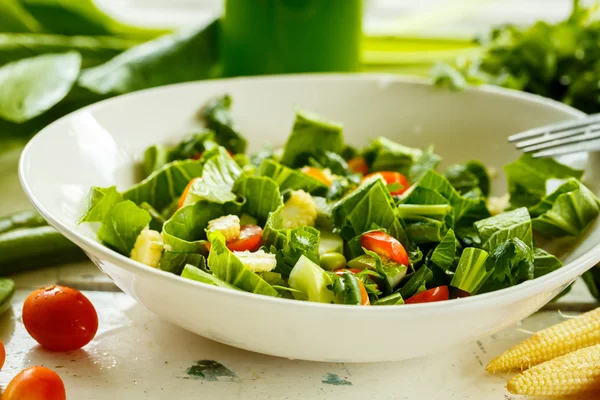 Fresh salad and green smoothies — Stock Photo, Image