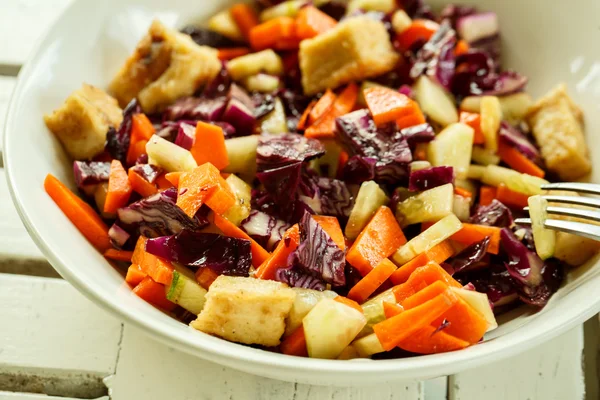 Ensalada con col roja en una mesa blanca — Foto de Stock