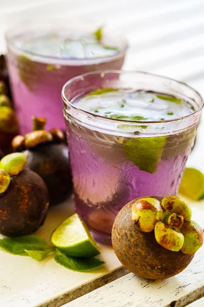 Suco com o mangostão, limão e hortelã — Fotografia de Stock