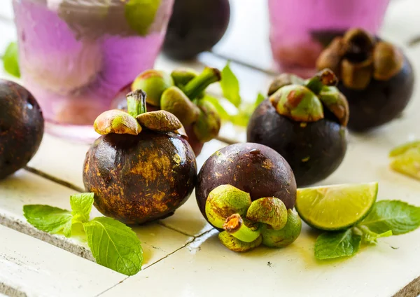 Jugo con el mangostán, la lima y la menta —  Fotos de Stock