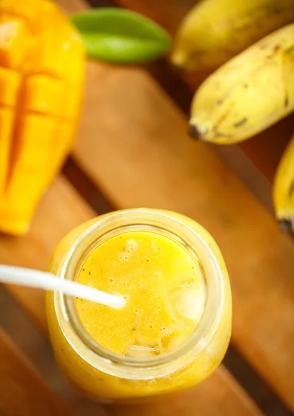 Smoothies manga e banana em um frasco de vidro — Fotografia de Stock