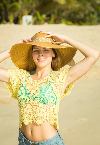 Mujer feliz disfrutando de la playa relajante alegre en verano por tropical —  Fotos de Stock