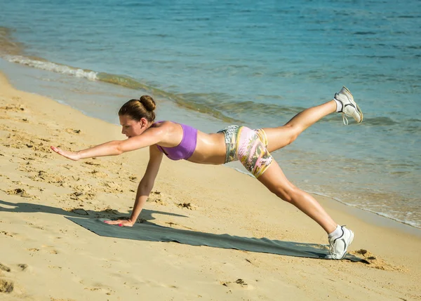 Vackra vältränad kvinnlig modell konditionsträning och träna outs — Stockfoto