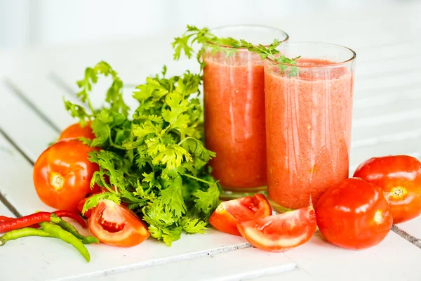 Tomate fresco com ervas frescas — Fotografia de Stock