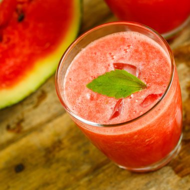 ahşap bir masa karpuz suyu