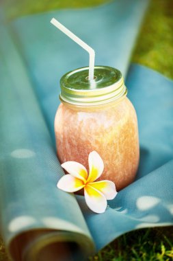 Smoothies ve çimlerde yoga mat
