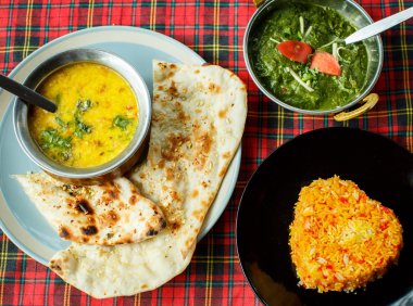 Hint yemekleri. Pirinç, dal, Palak paneer, chapatti