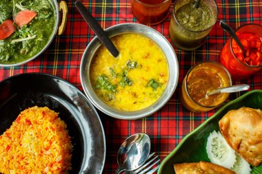 Hint yemekleri. Pirinç, dal, Palak paneer, chapatti