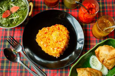 Hint yemekleri. Pirinç, dal, Palak paneer, chapatti