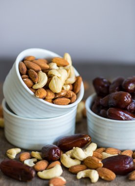 Bir kase içinde sağlıklı fındık çeşitleri: badem, kaju, tarihler 