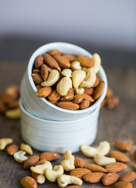 Bir kase içinde sağlıklı fındık çeşitleri: badem, kaju, tarihler 