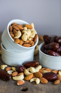 Bir kase içinde sağlıklı fındık çeşitleri: badem, kaju, tarihler 