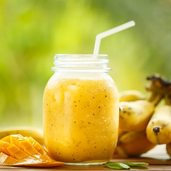 Frullati di mango e banana in un barattolo di vetro — Foto Stock