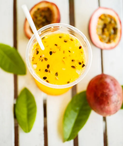 Batido de maracujá por ingredientes frescos — Fotografia de Stock