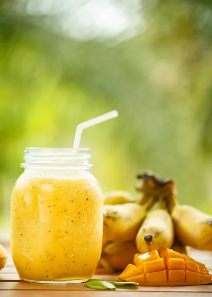 Smoothies mangó és banán egy üvegedénybe — Stock Fotó