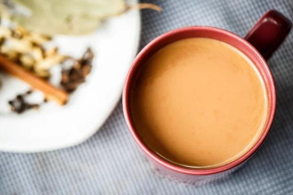 Chá de masala com especiarias na mesa — Fotografia de Stock