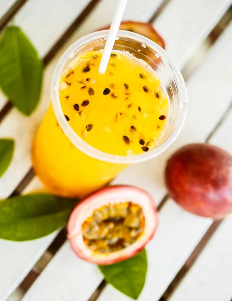 Passion fruit smoothie by fresh ingredients — Stock Photo, Image