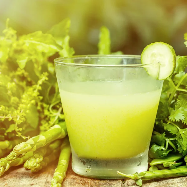 Agua con pepino y hierbas. Desintoxicación — Foto de Stock