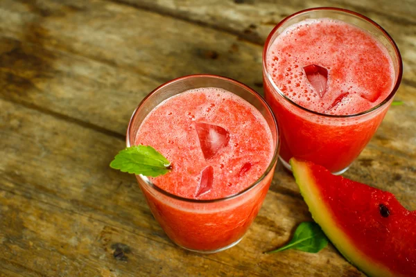 Vattenmelon juice på ett träbord — Stockfoto