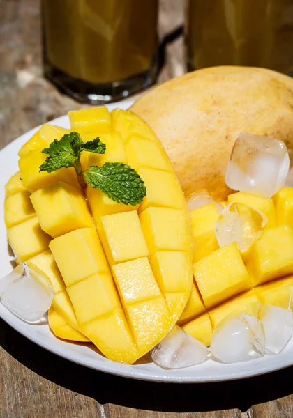 Tagliare il mango con ghiaccio e menta — Foto Stock