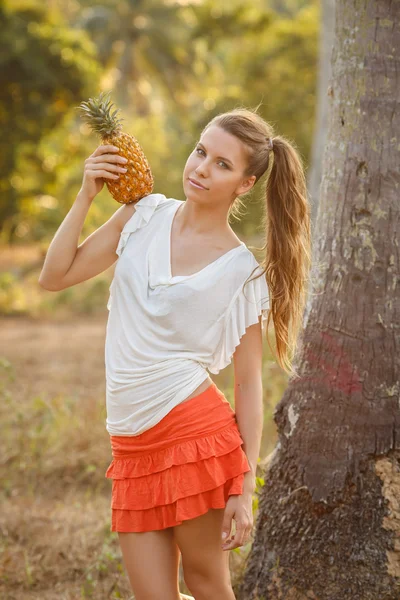 Menina com abacaxi — Fotografia de Stock