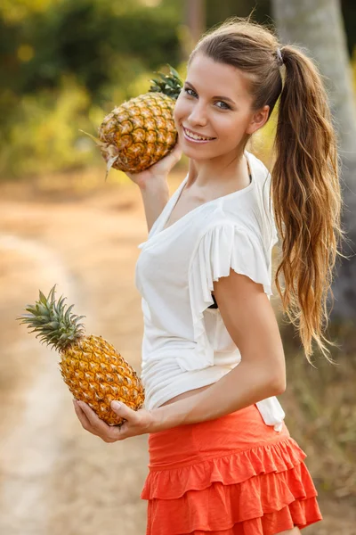 Dívka s ananasem — Stock fotografie