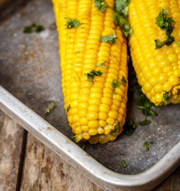 Pişmiş mısır salatası ile