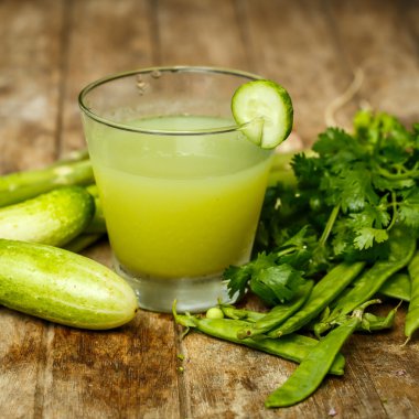 Salatalık ve otlar ile su. Yakın çekim