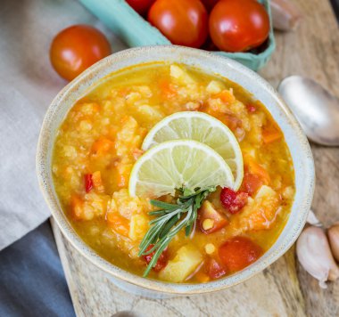 Mavi tencerede mercimek çorbası