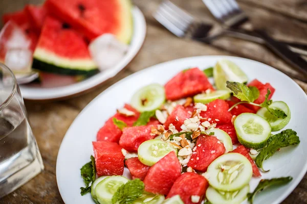Salada de melancia com pepinos — Fotografia de Stock