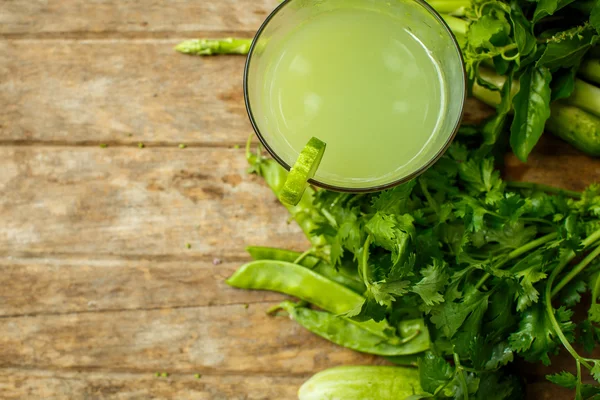 Eau avec concombre et herbes. Désintoxication — Photo