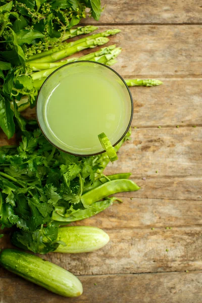 Wasser mit Gurken und Kräutern. Entgiftung — Stockfoto