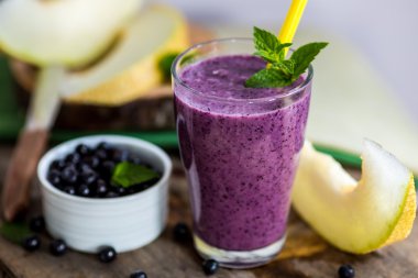 Bir cam bir saman ve ince dal nane, ov Blueberry smoothie