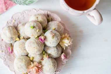 Ev yapımı Hindistan cevizi topları küçük pembe çiçeklerle süslenmiş