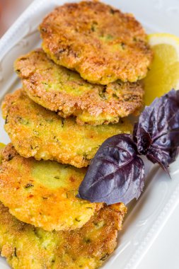 Soslu vejetaryen Burger ve sebze, seçici odak