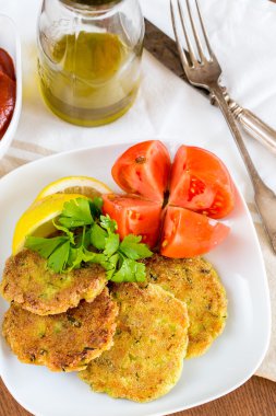 Soslu vejetaryen Burger ve sebze, seçici odak