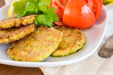 Soslu vejetaryen Burger ve sebze, seçici odak