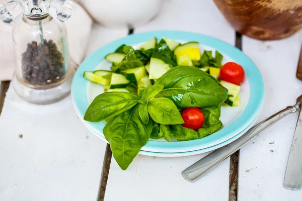 Čerstvý salát s rajčaty a cucumber.green salát — Stock fotografie